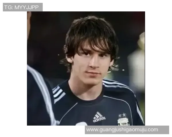 足球明星比心壁纸图片分享让你的手机桌面充满激情与活力